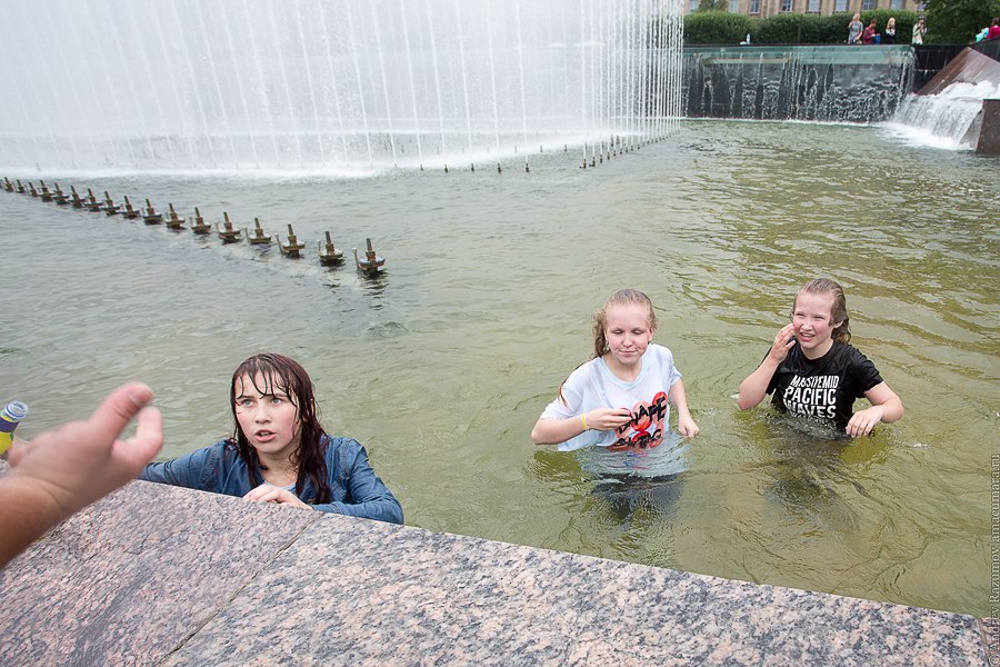 дети купаются в фонтане